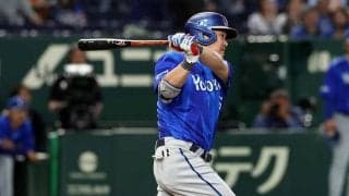 【DeNA】スタンド悲鳴…筒香嘉智が死球で負傷交代、左膝付近直撃　支えられながらベンチ裏へ