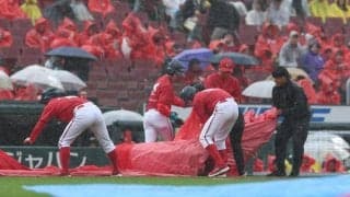 阪神がコールド負けの危機を回避　強烈な雨で中断から試合再開に向けて整備スタート→選手たちもグラウンドに出て準備