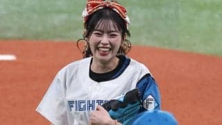 揺れるミニスカに「心奪われた」　人気美女が豪快投球…“勝利の女神”が「めっちゃ可愛い」