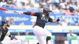 ロッテ　２死二塁からポランコの遊撃内野安打で１点を先制　二塁走者の西川が一気に生還