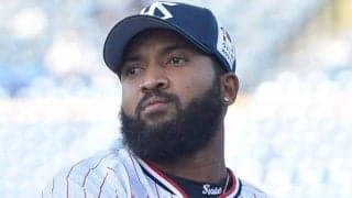 快進撃のヤクルト　初回の守備でサンタナにアクシデント　打球処理で右足痛める　プレー続行に神宮のスタンドが拍手　ヒヤリとした瞬間