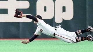 巨人　佐々木俊輔がスーパープレー！ビシエドのライナーを鮮やかダイビングキャッチ　定位置奪取へ生え抜きが躍動