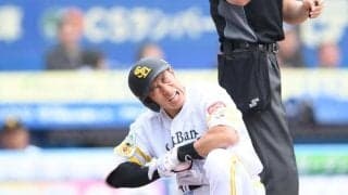 ソフトバンク・柳田が右手付近に死球　治療受け一塁へ　攻撃終了後の五回守備から退く