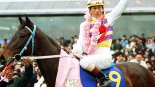 『ウマ娘』では純真無垢な少女として描かれるニシノフラワー　牝馬クラシックや古馬一線級相手に見せた力強い走り