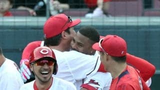 広島が５犠打にヘッスラ　高校野球ばりの気迫で阪神戦の連敗止める　新井監督「今日のプランとして」秘策が実る　劇弾のモンテロを抱きしめるシーンも