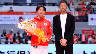 今季限り現役引退の千葉J・西村文男を祝福…広島・朝山HCからの花束贈呈に「光栄に思います」