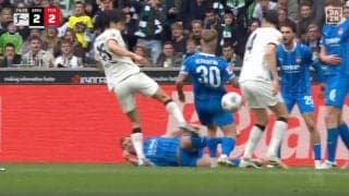 何が起きた…！？ 町野修斗、ゴール前で目を疑う“まさかの光景”「ワケわからんw」キックしたボールが… “謎のアシスト”にファン困惑