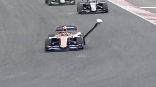 ウイングが「刺さってる」国内最速レースで驚きの光景 開始早々の出来事に「なかなか見ないシーン」実況も驚き隠せず