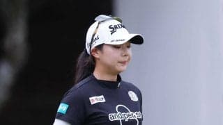 菅楓華「悔しいけど…」黒＆白基調のウエア姿で拳を握りしめ笑顔のプレー中写真披露