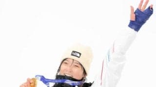 「これは恋に落ちる」金メダル話題の１７歳ミラノ五輪ヒロイン、華やかピンクニットの激変私服ショットに反響「うわぁぁかわいい」