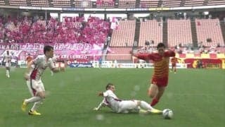 「VARレベル上がってるな」ゴール目前の接触転倒でPK判定→OFRで一転！シミュレーションでイエローに「足引いてたよね」「完全に飛んでて会場一同納得」