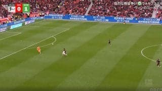 「何してんだよ」「空振りかよ！」ゴール前で“まさかのプレー”→エリアを飛び出したゴールキーパーにファン総ツッコミ「なぜ手で行った？」