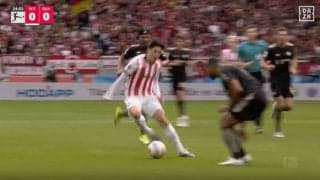 ウソでしょ…！？ 鈴木唯人、爆速ドリブルで“まさかの光景”「速すぎ！」「強いな」ドイツ代表DFに“真っ向勝負”→イエローカード誘発