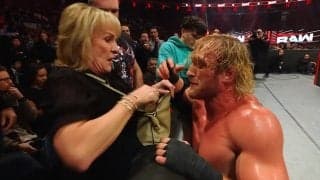 「なんて母親だ！」リングサイドで息子に“凶器” 前代未聞の事態にファン驚愕