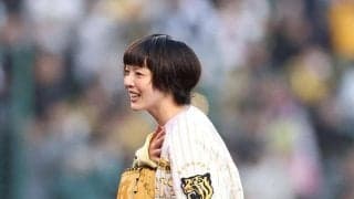 あいみょんが見事なノーバン投球　甲子園沸く　しゃがみ込んで笑顔、胸に手を当ててホッとした表情
