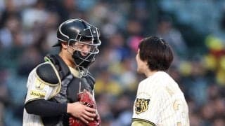 あいみょんが甲子園で始球式　坂本のストライク要求に応えて見事なノーバウンド投球　ボールは捕りにいかない宣言も「優しいから捕ってくれました」