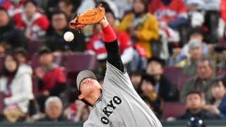 【巨人】増田陸、強風影響で落球もファウルで救われる　２度目はかろうじて捕球