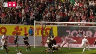 どうなってんだよ！ 至近距離から強烈シュート→片手で“神セーブ”「世界No. 1だな」守護神ノイアー、驚異の反射神経で“異次元の超反応”「え、40歳なの？」