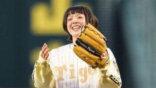 甲子園に降臨した歌姫が「めちゃかわ」　金ユニ着用で深々ぺこり…豪快一投は「完璧すぎる」