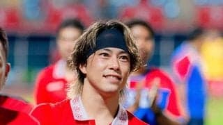 ｢双子の兄は人気俳優｣プロサッカー選手、34歳誕生日にロン毛&ヒゲのワイルド爆イケショット公開！2度の手術から復帰を目指す姿にエール殺到