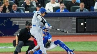 大谷翔平にアクシデント、絶叫　捕手のスローイングの手が左腕に接触　トレーナー駆けつける