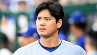 「利き腕の方でなくて本当に良かった」顔をゆがめた大谷翔平、打席で“アクシデント”発生　捕手と接触し「衝撃の強さゆえに…」