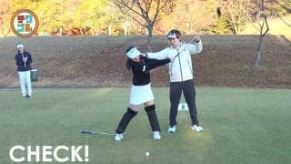 ダウンで右足をしっかり踏み込み、フォローでも粘れば、飛距離と方向性が同時に手に入る