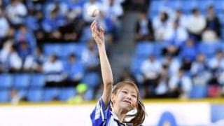 ＡＫＢ４８千葉恵里　ツインテールで白ミニスカふわり　始球式ノーバン投球