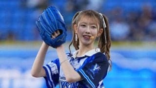 白ミニスカで豪快足上げ…人気アイドルがノーバウンド投球　横浜で果たした“リベンジ”