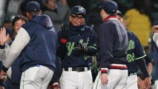 ブンブン振るヤクルト打線　元祖の鼓舞受け、若ツバメたちが逆転勝利