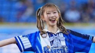 豪快足上げでミニスカひらり、人気アイドルが“大胆投球”　横浜に再降臨の美女が「可愛いすぎる」