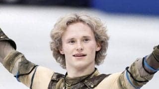 フィギュア男子世界王者　愛車のホンダ大型ＳＵＶの隣でニコリ　「サポートに感謝」と投稿　ＳＮＳ祝福「おめでとう」「安全運転で」