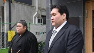 処分の伊勢ケ浜親方、口を開いて深く一礼「このたびは本当にすみませんでした」弟子も隣で謝罪