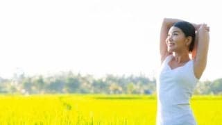 女性の大敵「ふりそで肉」の簡単攻略法！ 日用品を使ったストレッチをヨガインストラクターが解説