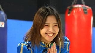 美脚を真上に…“ツヨカワ”春麗、コスプレと「百裂脚」で完全再現 プロゲーマーも「食らったらKO」と降参