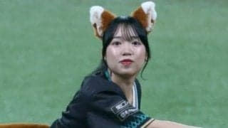 美女が豪快足上げから“ストライク投球”「可愛すぎるわ」　きつね姿での大役にファン悶絶