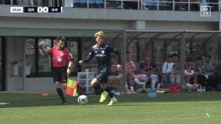 「副審のファウルやん」「ルールにない」まさかの珍事にスタジアム騒然「ついてないな」ライン際で審判にぶつかり転倒→ボールロストで選手に同情の声