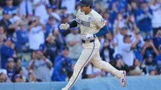 大谷翔平の4号にベッツが“困惑”？　ベンチでロハスと謎ポーズ、LA実況も爆笑