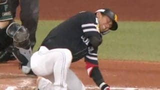 鷹・今宮健太が左肩甲骨亀裂骨折…前日に死球　監督が言及、抹消見送る方針「本人は行けると」