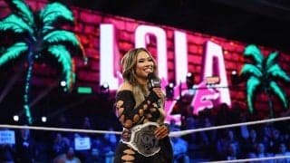 米マット最高峰で史上初の“キューバ人王者”が誕生！ 強さと美しさを兼ね備えた新女王の“国旗モチーフ”ド派手衣装が話題に