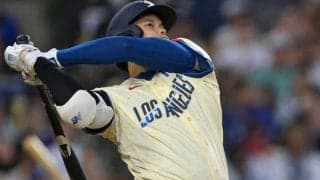 大谷翔平の“ペロリ”に悶絶「映えるねぇ」　ベンチで発見…ド軍同僚との一幕が「最高だ」