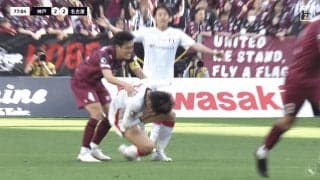 「レッドだろ！」超危険な“顔面キック”にスタジアム騒然！「VARは何やってるの？」神戸DFは即謝罪も判定に物議