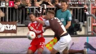 「殴り合うかと思った」激しい掴み合いで“一触即発”→スタンドまで吹き飛ぶ「喧嘩じゃん」ライン際での危険な攻防… 場内ドン引き「サッカーじゃないだろ」