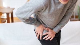 股関節が痛いときにやりがちな「NG行動」とは？悪化を防ぐための注意点［医師監修］