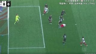 「エグい倒れ方した」オーストリア代表MFを襲った悲劇「危なすぎる」死角からの激しい衝突→ノックアウトでピッチに倒れ込む