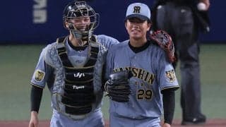 「俺が間違ってた」思わずファンに“ガチ謝罪”させる阪神新戦力の存在感　左腕の2完封をアシスト「阪神に来てくれてありがとう」「マウンドで投手を支えて一緒に戦ってくれる」