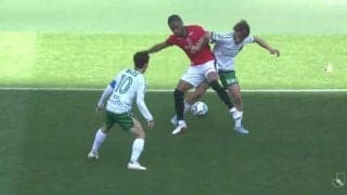 「体幹バグりすぎ」浦和復帰の元日本代表FWが「野生的なボールキープ」「どうなってんの？」尻もちついてもボール保持＆相手をかわして局面打開した衝撃プレー