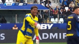 「弾き負けない」鈴木彩艶、“超弾道シュート”をビッグセーブ！強豪ナポリを封じて元日本代表GK＆地元メディアが称賛