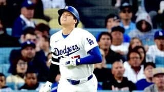 大谷翔平、右肩付近にテープか　第1打席で死球→苦悶、16日に先発予定も…気になる状態