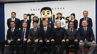 【オリックス】秋季キャンプ地の高知市から表敬訪問を受ける　桑名市長からメロン、小夏が贈呈